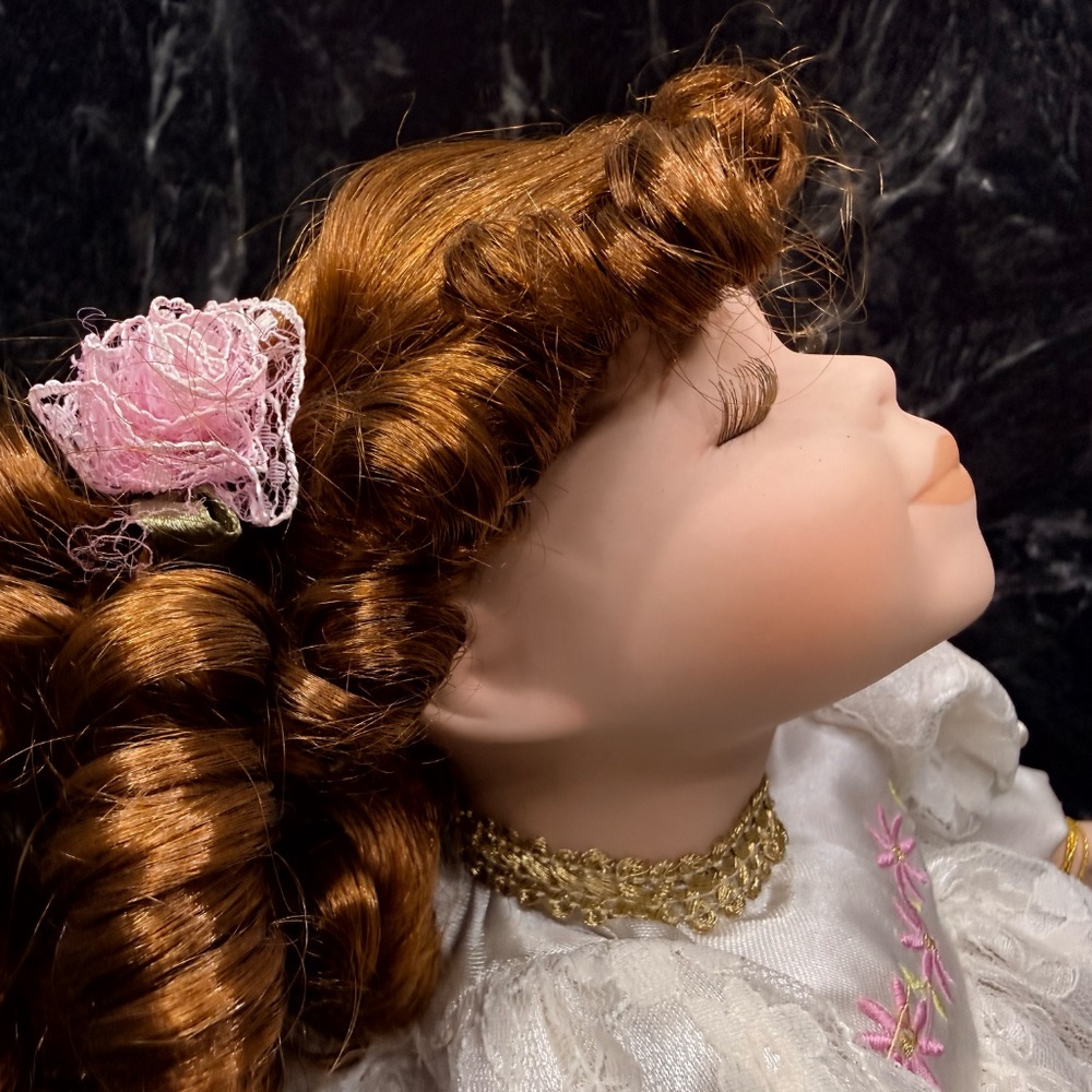COLLECTOR’S CHOICE Porcelain Collectible Musical Doll - Picture 8 of 16